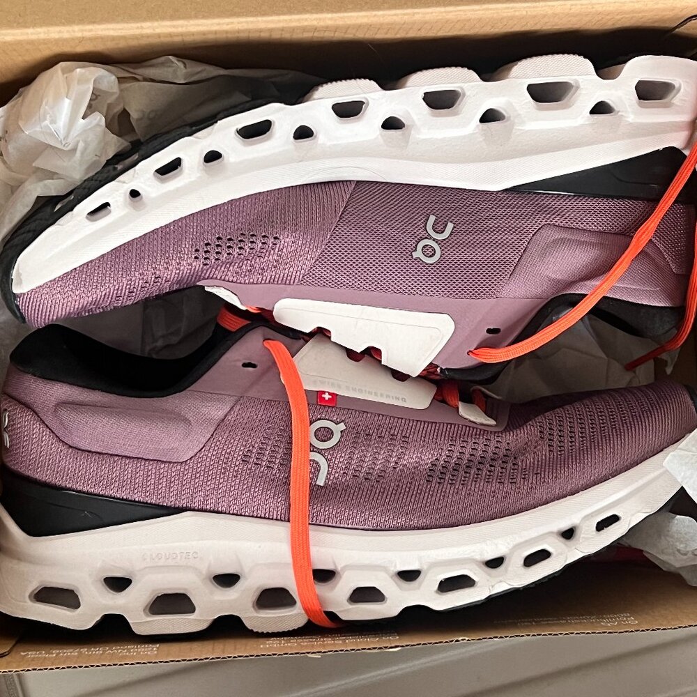 On Cloudstratus 3, womens size 8,  quartz/lily color